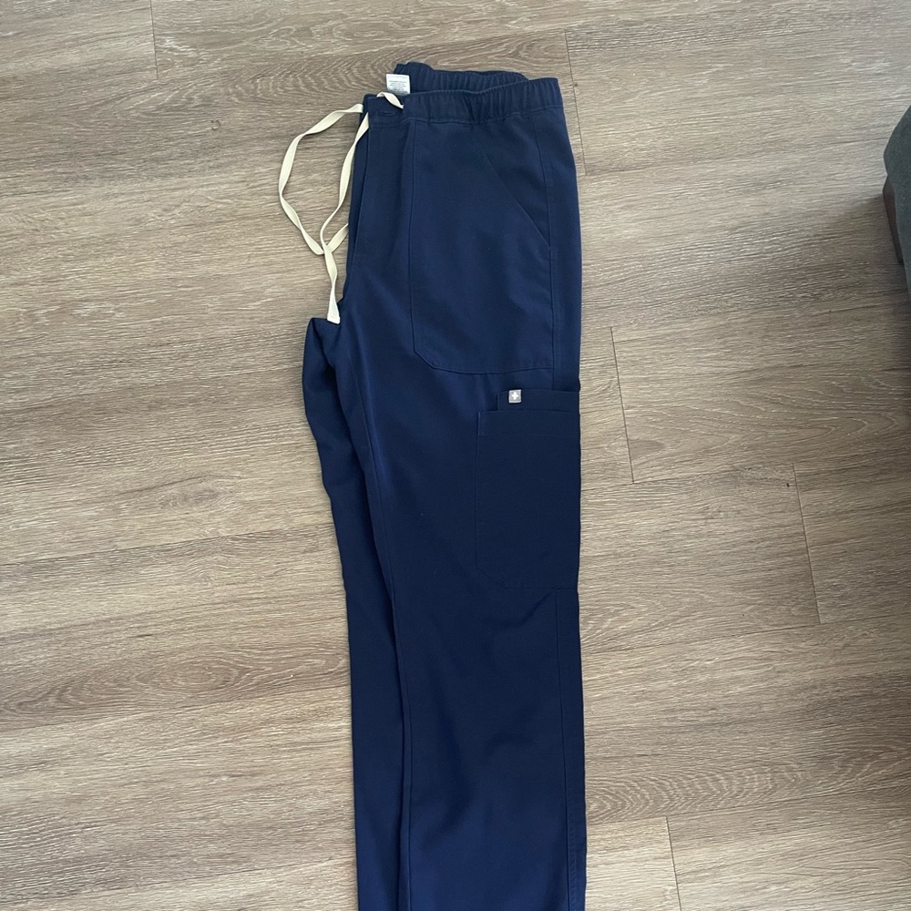 Figs mens scrub bottoms, size small.